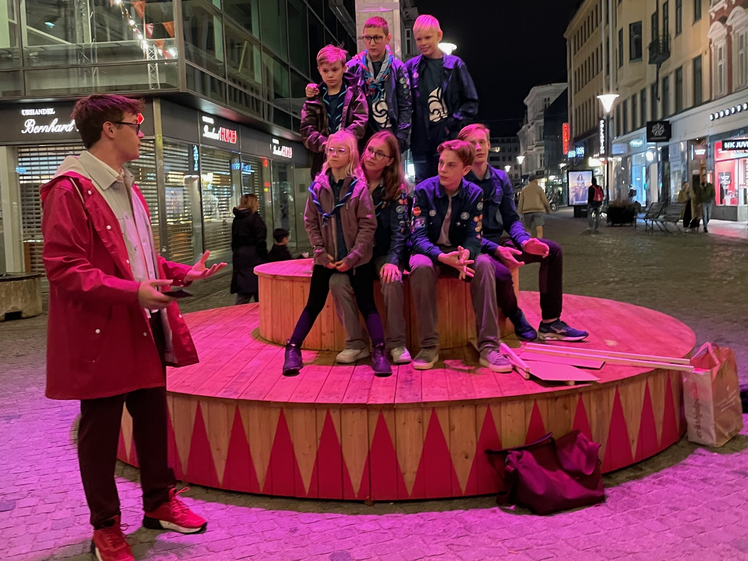 Några scouter är samlade på en gata i Malmö.