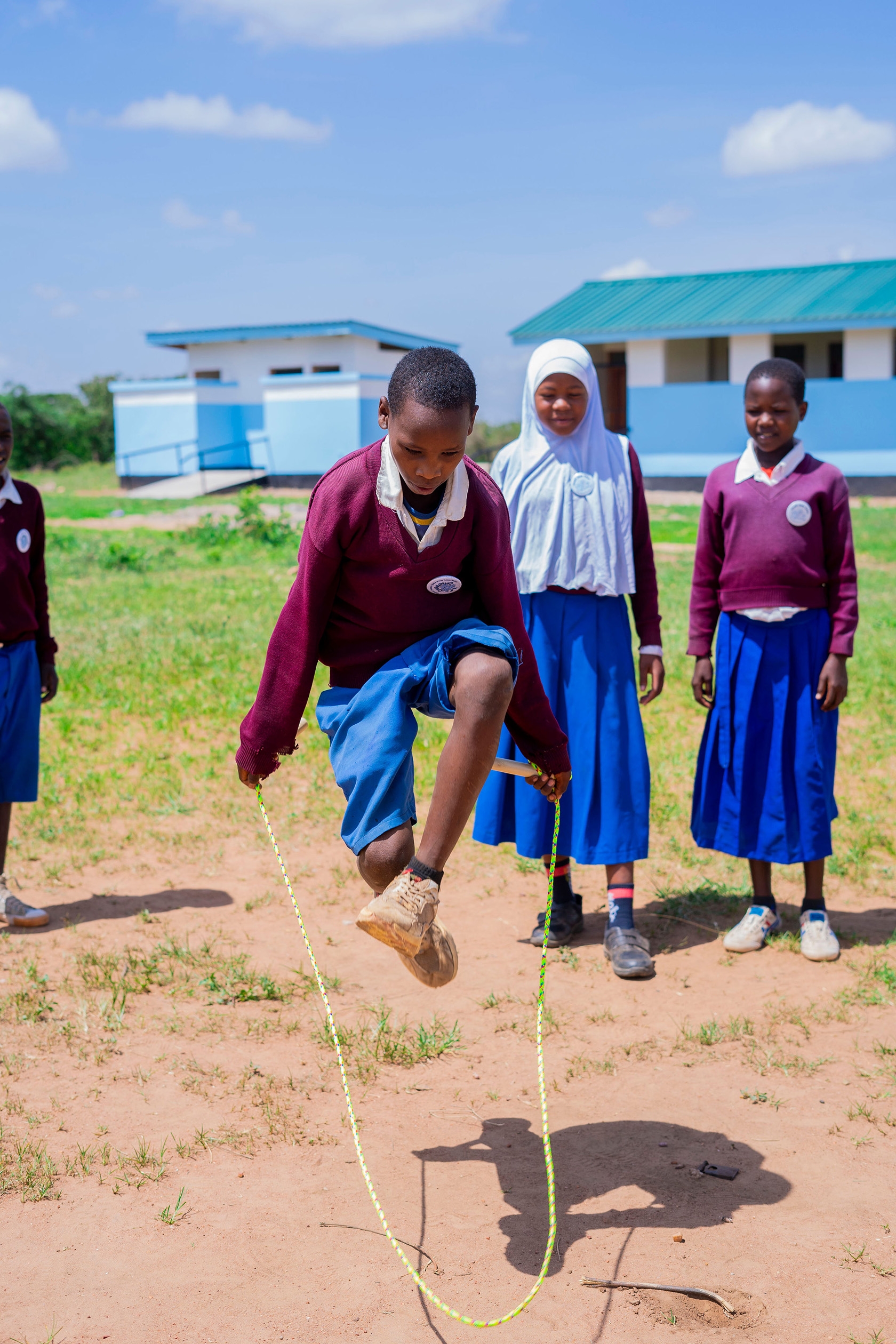 En pojke hoppar hopprep