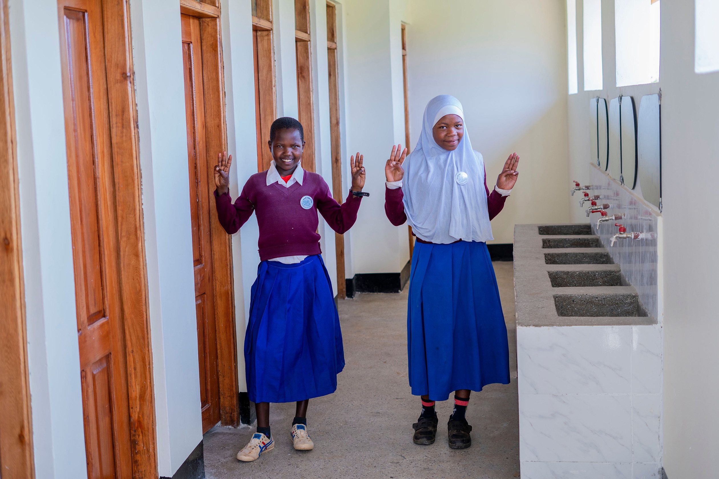 Två flickor står inne på en nybyggd toalett