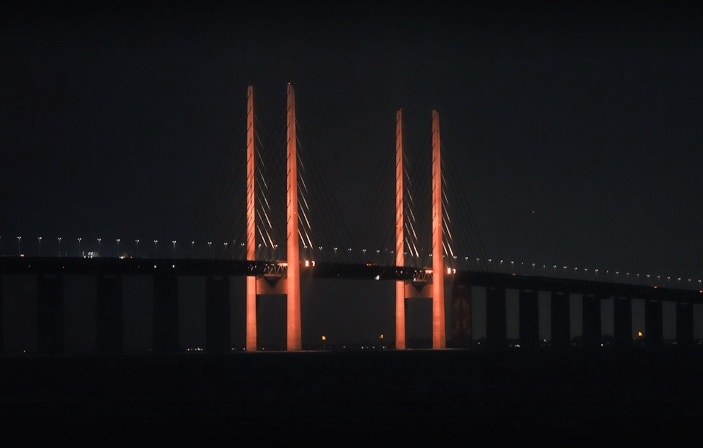Öresundsbron upplyst med oranget ljus.