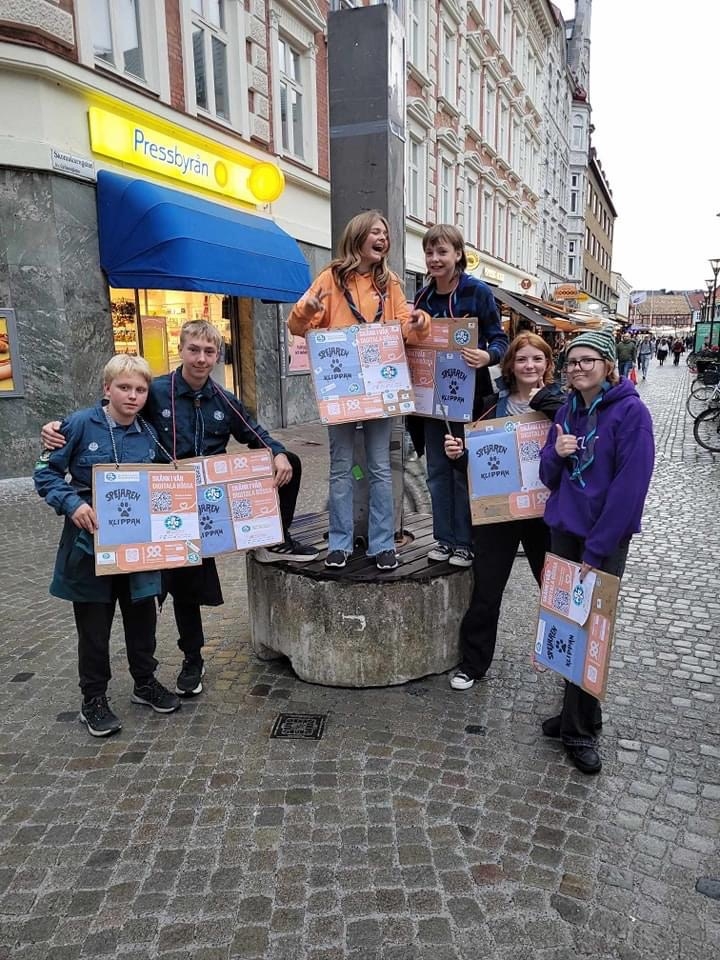 Scoutungdomar på en gata i Malmö